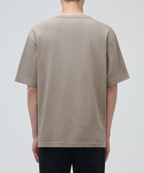 MUSINSA STANDARD（ムシンサスタンダード）の「リラックスフィットクルーネックTシャツ[ダークベージュ]（Tシャツ/カットソー・メンズ・その他・SMALL/MEDIUM/LARGE/XXX-LARGE）」の2枚目の写真