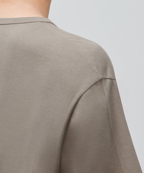 MUSINSA STANDARD（ムシンサスタンダード）の「リラックスフィットクルーネックTシャツ[ダークベージュ]（Tシャツ/カットソー・メンズ・その他・SMALL/MEDIUM/LARGE/XXX-LARGE）」の5枚目の写真