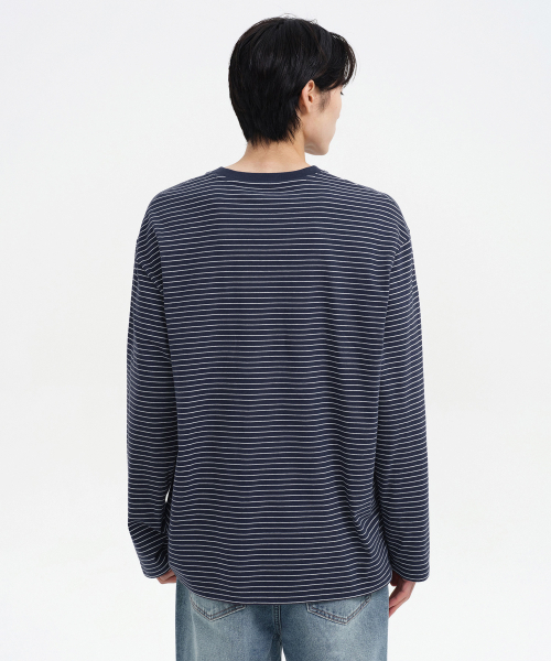 MUSINSA STANDARD（ムシンサスタンダード）の「ピンストライプリラックスド長袖Tシャツ[ネイビー/ホワイト]（Tシャツ/カットソー・メンズ・その他・SMALL/MEDIUM/LARGE/X-LARGE/XX-LARGE）」の3枚目の写真