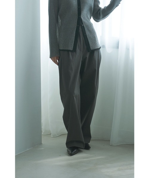 marjour（マージュール）の「COTTON NYLON TUCK WIDE PANTS（その他パンツ・レディース・チャコールグレー/オフホワイト・M）」の2枚目の写真
