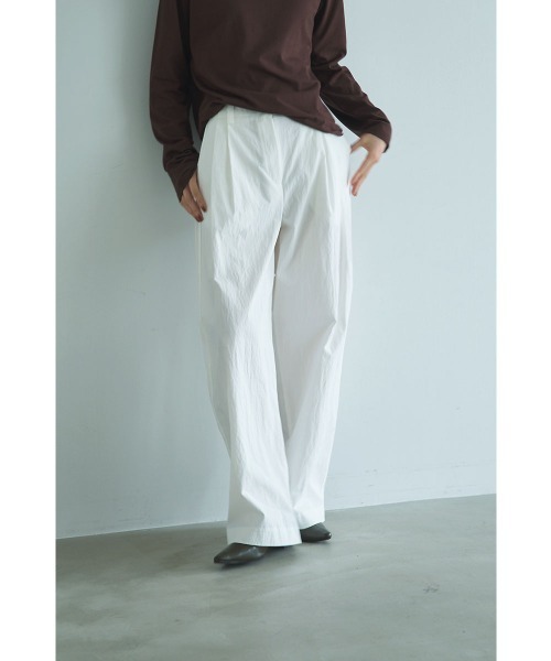 marjour（マージュール）の「COTTON NYLON TUCK WIDE PANTS（その他パンツ・レディース・チャコールグレー/オフホワイト・M）」の3枚目の写真