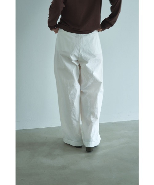 marjour（マージュール）の「COTTON NYLON TUCK WIDE PANTS（その他パンツ・レディース・チャコールグレー/オフホワイト・M）」の8枚目の写真
