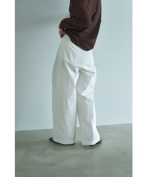 marjour（マージュール）の「COTTON NYLON TUCK WIDE PANTS（その他パンツ・レディース・チャコールグレー/オフホワイト・M）」の10枚目の写真