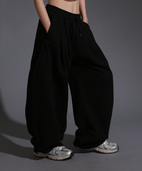 LIKE THE MOST（ライクザモースト）の「ピンタックver2 ワイドトレーニングパンツ [ブラック]（スウェットパンツ・レディース・ブラック・LARGE/MEDIUM/SMALL/X-LARGE）」の4枚目の写真
