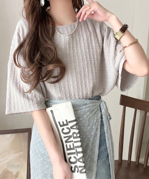 classicalelf(クラシカルエルフ)の「ラフなのに品よく見える。軽やかぽこぽこフクレジャガードトップス(半袖)(Tシャツ/カットソー・レディース・オフホワイト/ブラック/アイボリー/グレイッシュベージュ/ライトグレー・X-LARGE/SMALL/MEDIUM/LARGE)」の4枚目の写真