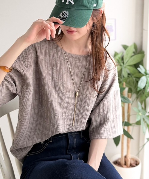 classicalelf(クラシカルエルフ)の「ラフなのに品よく見える。軽やかぽこぽこフクレジャガードトップス(半袖)(Tシャツ/カットソー・レディース・オフホワイト/ブラック/アイボリー/グレイッシュベージュ/ライトグレー・X-LARGE/SMALL/MEDIUM/LARGE)」の14枚目の写真