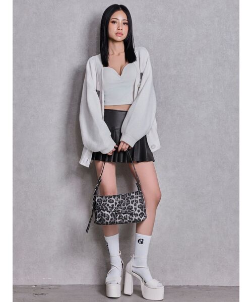 GYDA(ジェイダ)の「スリットフェイクレザープリーツスカートライクショートパンツ(スカート・レディース・ブラック・MEDIUM/SMALL)」の2枚目の写真