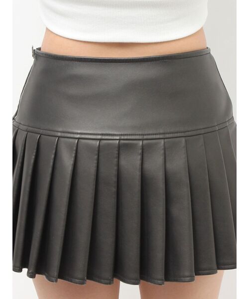 GYDA(ジェイダ)の「スリットフェイクレザープリーツスカートライクショートパンツ(スカート・レディース・ブラック・MEDIUM/SMALL)」の8枚目の写真