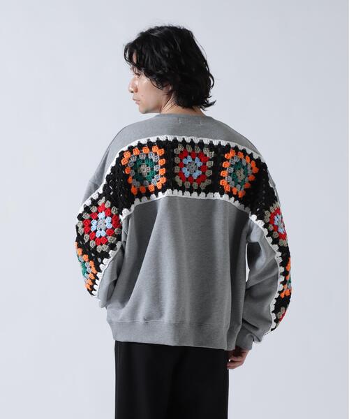 DISCOVERED(ディスカバード)の「DISCOVERED(ディスカバード) 別注 CROCHET SLEEVE SWEAT(スウェット・メンズ・グレー/ホワイト/その他24/ブラック・1/3)」の3枚目の写真
