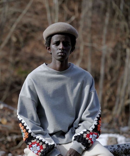 DISCOVERED（ディスカバード）の「DISCOVERED(ディスカバード) 別注 CROCHET SLEEVE SWEAT（スウェット・メンズ・グレー/ホワイト/その他24/ブラック・1/3）」の3枚目の写真