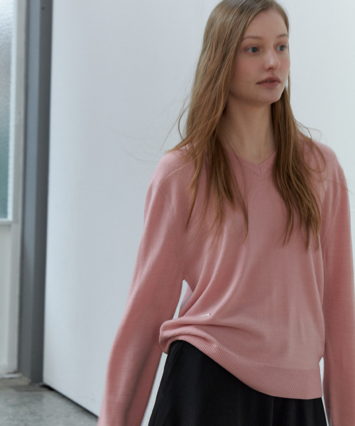SO IR(ソイール)の「V NECK BASIC KNIT - PINK(ニット/セーター・レディース・その他・FREE)」の2枚目の写真