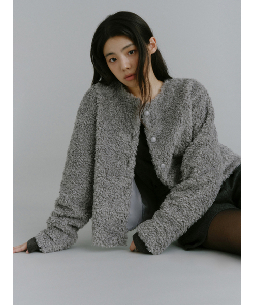 Yuje(ユジェ)の「TEDDY FUR JACKET (3color,2size)(ムートンコート・レディース・ライトグレー/ブラック/ダークブラウン・SMALL/MEDIUM)」の4枚目の写真