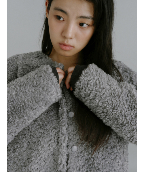 Yuje(ユジェ)の「TEDDY FUR JACKET (3color,2size)(ムートンコート・レディース・ライトグレー/ブラック/ダークブラウン・SMALL/MEDIUM)」の5枚目の写真