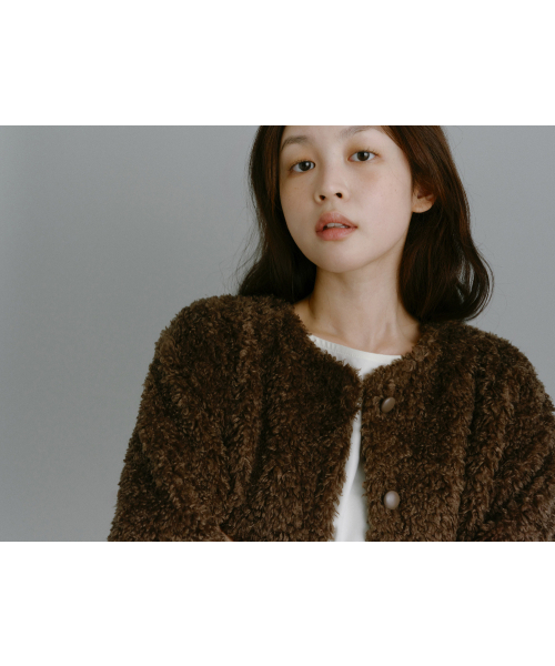 Yuje(ユジェ)の「TEDDY FUR JACKET (3color,2size)(ムートンコート・レディース・ライトグレー/ブラック/ダークブラウン・SMALL/MEDIUM)」の16枚目の写真