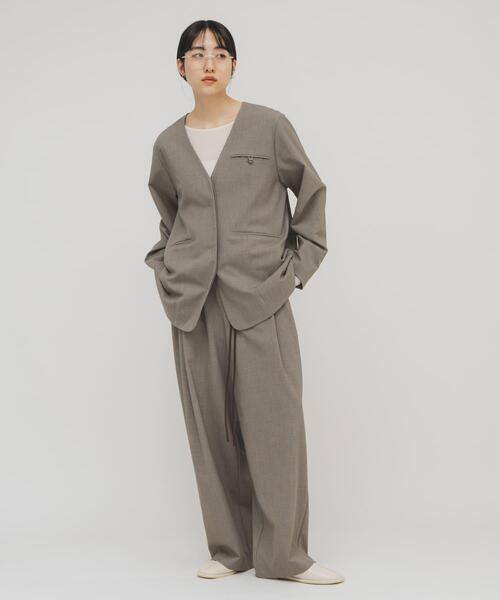 KBF（ケイビーエフ）の「ノーカラーデザインジャケット（ノーカラージャケット・レディース・グレー系その他/ブラウン系その他・ONE）」の2枚目の写真