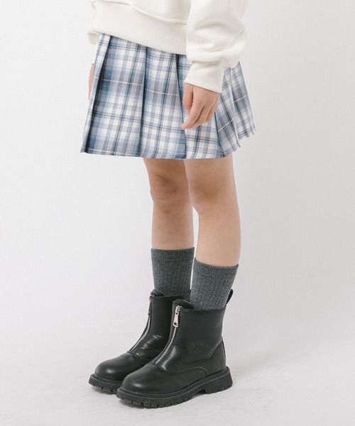 URBAN CHERRY(アーバンチェリー)の「【動くたびラメきらめく】ラメミックスプリーツスカート(インナーパンツ付き)(スカート・キッズ・ブラック/パープル/ネイビー/ピンク・120cm/110cm/140cm/130cm/150cm)」の3枚目の写真