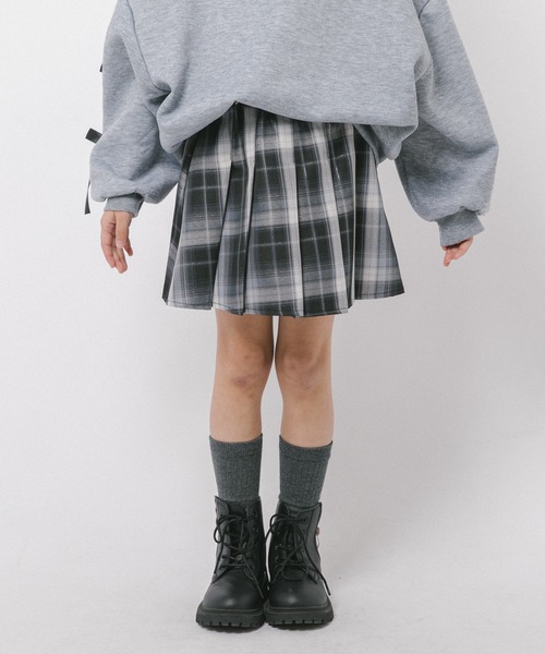 URBAN CHERRY(アーバンチェリー)の「【動くたびラメきらめく】ラメミックスプリーツスカート(インナーパンツ付き)(スカート・キッズ・ブラック/パープル/ネイビー/ピンク・120cm/110cm/140cm/130cm/150cm)」の2枚目の写真