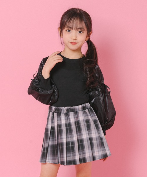 URBAN CHERRY（アーバンチェリー）の「【動くたびラメきらめく】ラメミックスプリーツスカート(インナーパンツ付き)（スカート・キッズ・ブラック/パープル/ネイビー/ピンク・120cm/110cm/140cm/130cm/150cm）」の6枚目の写真