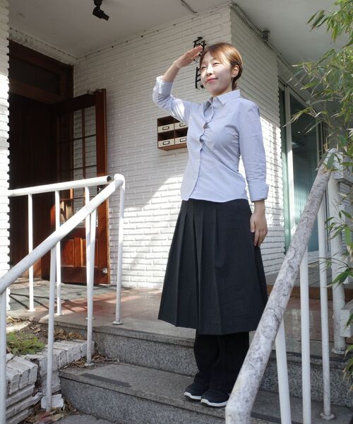 MUSINSA STANDARD WOMAN（ムシンサスタンダードウーマン）の「ウィメンズストライプスリムフィットシャツ[グレー]（シャツ/ブラウス・レディース・その他・SMALL/MEDIUM/LARGE/X-SMALL/X-LARGE）」の6枚目の写真