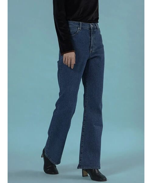 FIKA.(フィーカ)の「Slim flared denim pants(デニムパンツ・レディース・ブルー系その他/ブルー・MEDIUM/SMALL)」の2枚目の写真