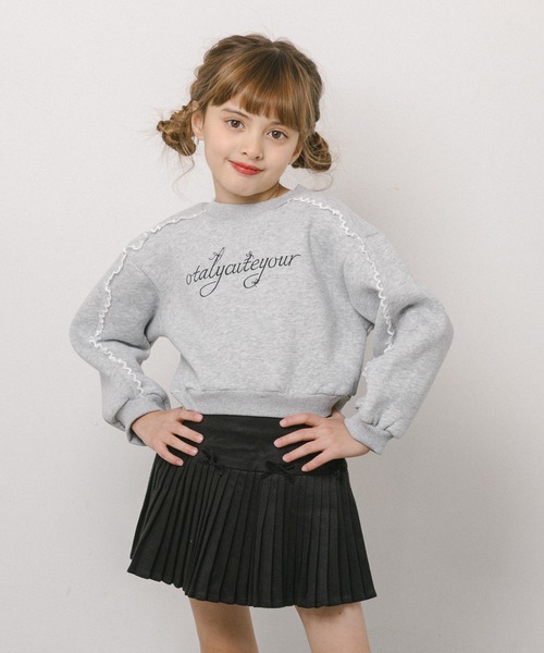 URBAN CHERRY（アーバンチェリー）の「サイドフリルデザインフレンチロゴ刺繍トレーナー（その他トップス・キッズ・グレー/ブラック・120cm/130cm/140cm/110cm）」の2枚目の写真