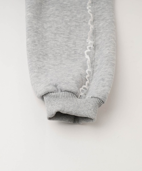 URBAN CHERRY（アーバンチェリー）の「サイドフリルデザインフレンチロゴ刺繍トレーナー（その他トップス・キッズ・グレー/ブラック・120cm/130cm/140cm/110cm）」の16枚目の写真