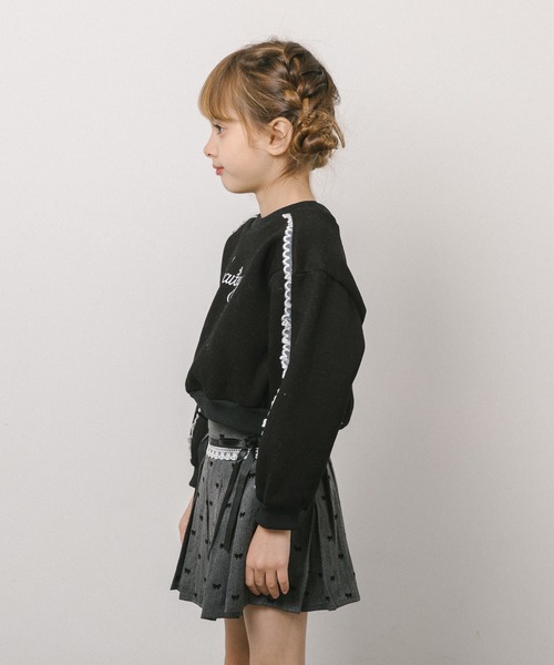 URBAN CHERRY（アーバンチェリー）の「サイドフリルデザインフレンチロゴ刺繍トレーナー（その他トップス・キッズ・グレー/ブラック・120cm/130cm/140cm/110cm）」の3枚目の写真