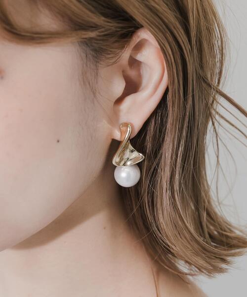 SMELLY(スメリー)の「メタルウェーブパールピアス(ピアス(両耳用)・レディース・ゴールド系その他・-)」の1枚目の写真