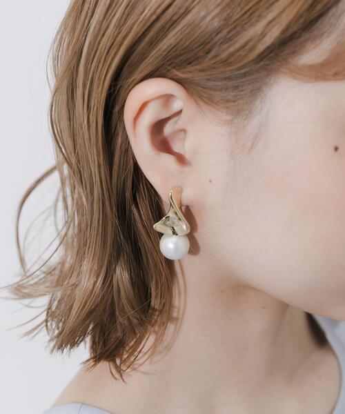 SMELLY(スメリー)の「メタルウェーブパールピアス(ピアス(両耳用)・レディース・ゴールド系その他・-)」の5枚目の写真