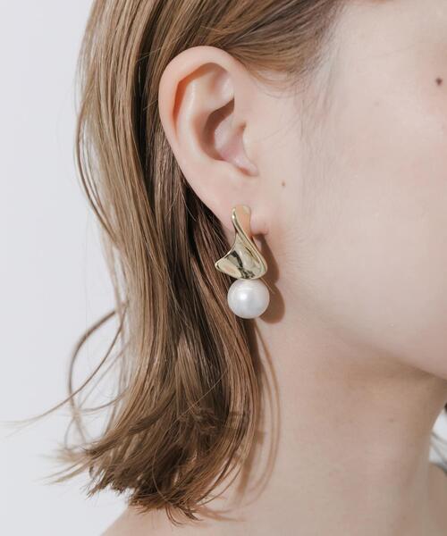 SMELLY(スメリー)の「メタルウェーブパールピアス(ピアス(両耳用)・レディース・ゴールド系その他・-)」の6枚目の写真