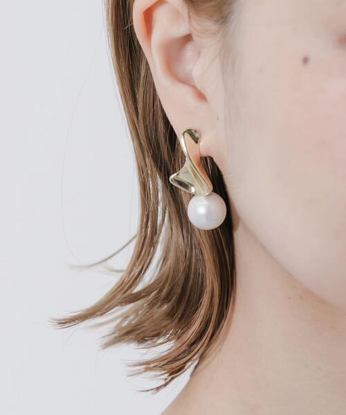 SMELLY(スメリー)の「メタルウェーブパールピアス(ピアス(両耳用)・レディース・ゴールド系その他・-)」の7枚目の写真