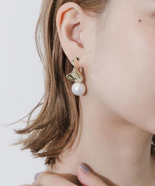 SMELLY(スメリー)の「メタルウェーブパールピアス(ピアス(両耳用)・レディース・ゴールド系その他・-)」の2枚目の写真