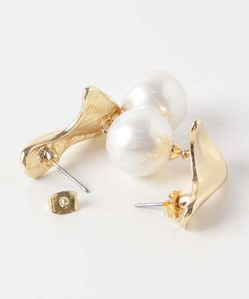 SMELLY(スメリー)の「メタルウェーブパールピアス(ピアス(両耳用)・レディース・ゴールド系その他・-)」の3枚目の写真