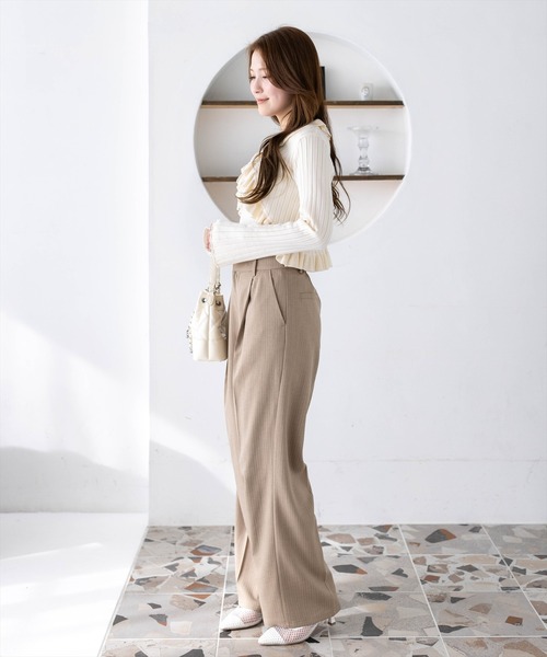 CLEAR BASIC（クリアベーシック）の「【低身長サイズ有/オフィス◎】ストライプワイドパンツ(セットアップ可)[スラックス/ハイウエスト/通勤/きれいめ]（スラックス・レディース・チャコールグレー/ベージュ/ライトグレー・F/PF）」の4枚目の写真