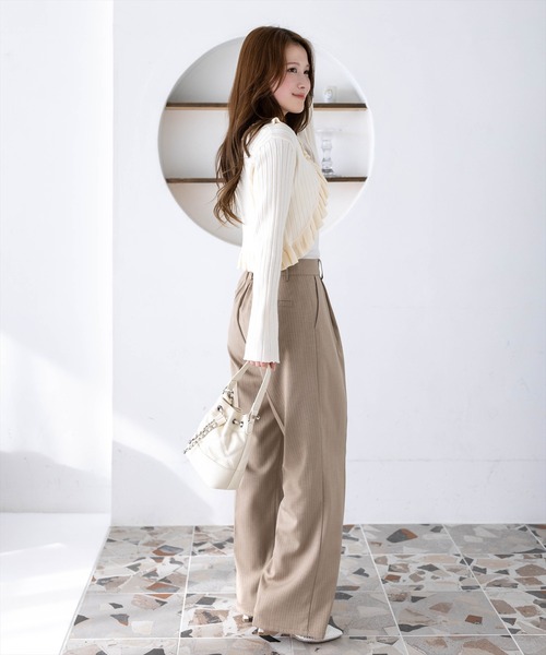 CLEAR BASIC（クリアベーシック）の「【低身長サイズ有/オフィス◎】ストライプワイドパンツ(セットアップ可)[スラックス/ハイウエスト/通勤/きれいめ]（スラックス・レディース・チャコールグレー/ベージュ/ライトグレー・F/PF）」の6枚目の写真