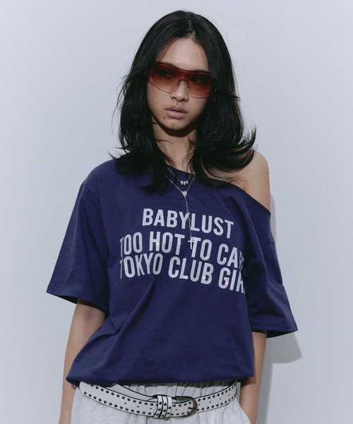 BLONDEY(ブロンディ)の「ラインストーンロゴワンショルTシャツ(Tシャツ/カットソー・レディース・ネイビー/ホワイト・FREE)」の2枚目の写真