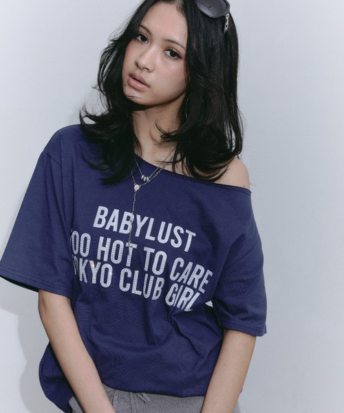 BLONDEY(ブロンディ)の「ラインストーンロゴワンショルTシャツ(Tシャツ/カットソー・レディース・ネイビー/ホワイト・FREE)」の21枚目の写真