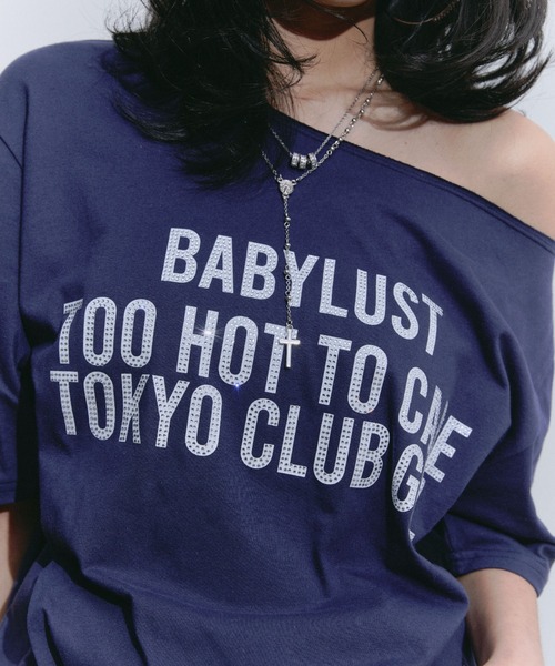 BLONDEY(ブロンディ)の「ラインストーンロゴワンショルTシャツ(Tシャツ/カットソー・レディース・ネイビー/ホワイト・FREE)」の6枚目の写真