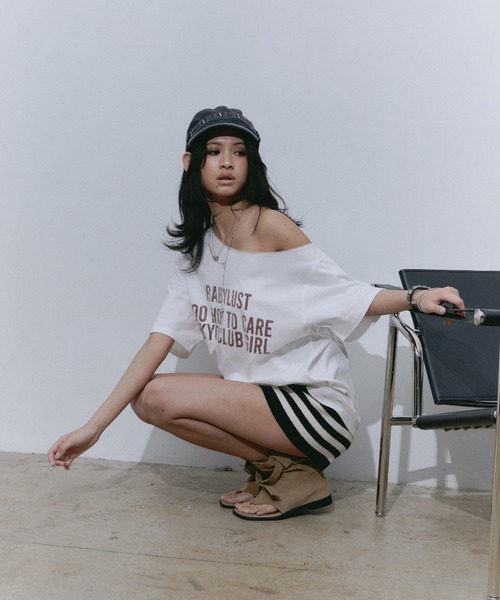 BLONDEY(ブロンディ)の「ラインストーンロゴワンショルTシャツ(Tシャツ/カットソー・レディース・ネイビー/ホワイト・FREE)」の15枚目の写真