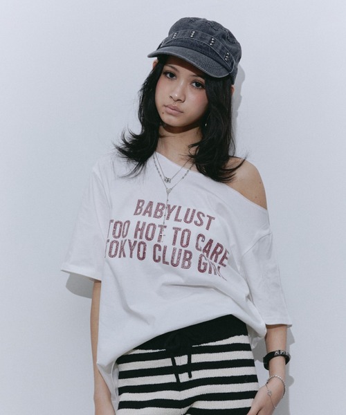 BLONDEY(ブロンディ)の「ラインストーンロゴワンショルTシャツ(Tシャツ/カットソー・レディース・ネイビー/ホワイト・FREE)」の4枚目の写真