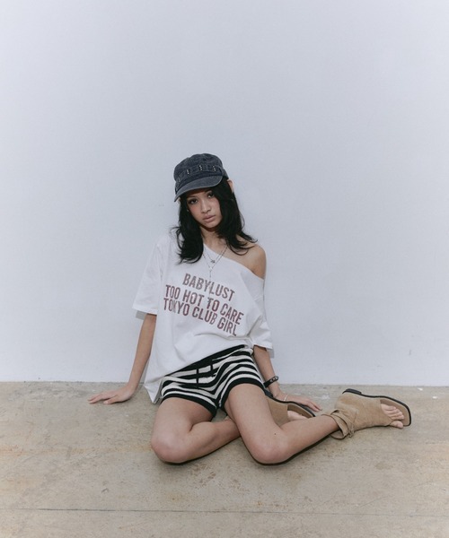 BLONDEY(ブロンディ)の「ラインストーンロゴワンショルTシャツ(Tシャツ/カットソー・レディース・ネイビー/ホワイト・FREE)」の16枚目の写真