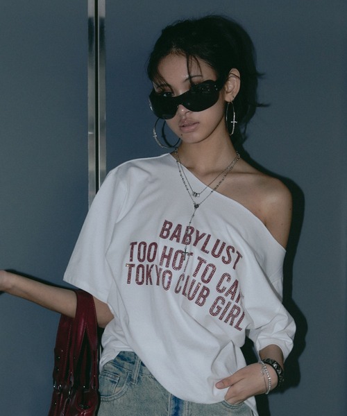 BLONDEY(ブロンディ)の「ラインストーンロゴワンショルTシャツ(Tシャツ/カットソー・レディース・ネイビー/ホワイト・FREE)」の3枚目の写真
