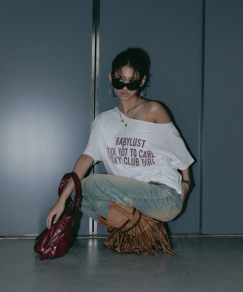 BLONDEY(ブロンディ)の「ラインストーンロゴワンショルTシャツ(Tシャツ/カットソー・レディース・ネイビー/ホワイト・FREE)」の7枚目の写真