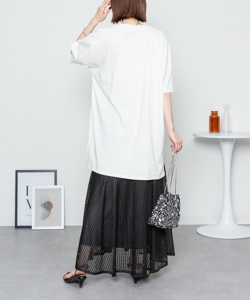 aity(アイティ)の「M-5L オーバーサイズ無地T 夏服(Tシャツ/カットソー・レディース・オフホワイト/グレイッシュベージュ/ピンクベージュ/ブラック・4L~5L/LL~3L/M~L)」の9枚目の写真