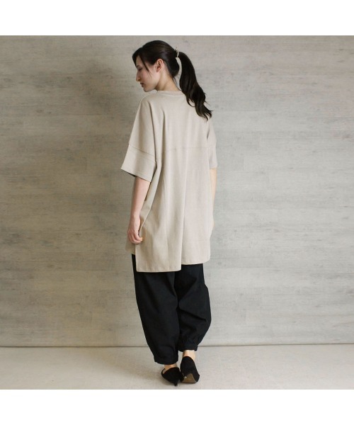 aity(アイティ)の「M-5L オーバーサイズ無地T 夏服(Tシャツ/カットソー・レディース・オフホワイト/グレイッシュベージュ/ピンクベージュ/ブラック・4L~5L/LL~3L/M~L)」の14枚目の写真