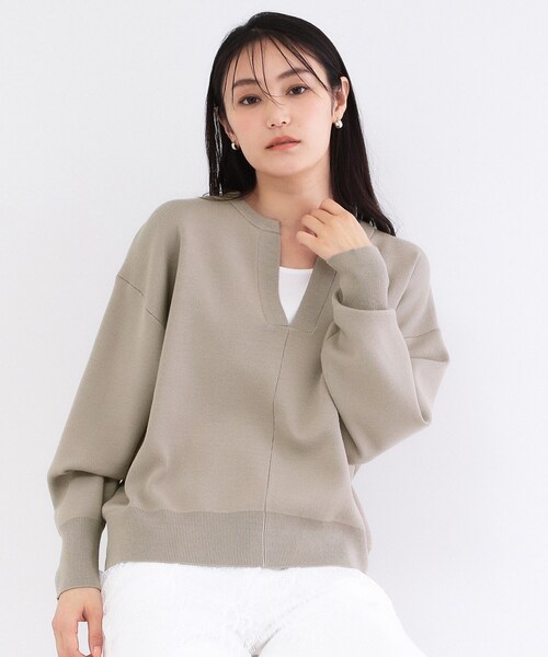 OPAQUE.CLIP(オペークドットクリップ)の「キーネックデザインニット【洗濯機OK】(ニット/セーター・レディース・レッド系1/グレー/オフホワイト・40/38)」の2枚目の写真