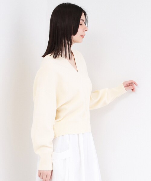 OPAQUE.CLIP(オペークドットクリップ)の「キーネックデザインニット【洗濯機OK】(ニット/セーター・レディース・レッド系1/グレー/オフホワイト・40/38)」の4枚目の写真
