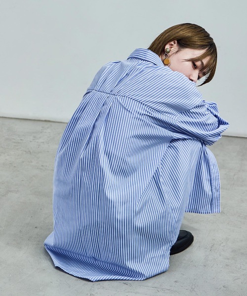 Fashion Letter（ファッションレター）の「テールカット ストライプシャツ（シャツ/ブラウス・レディース・レッド/サックスブルー/ブルー・M）」の2枚目の写真