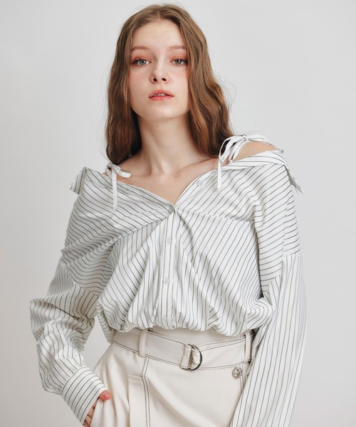 REDYAZEL（レディアゼル）の「ベアレイヤードストライプバルーンオフショルブラウス（シャツ/ブラウス・レディース・ベージュ系その他/ホワイト系その他/ブルー系その他・FREE）」の2枚目の写真