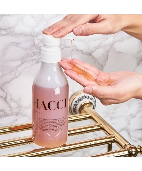 HACCI（ハッチ）の「HACCI(ハッチ)ボディウォッシュ BEE HUG 385mL＜限定パッケージ＞（石鹸/ボディソープ・レディース・ゴールド・FREE）」の5枚目の写真